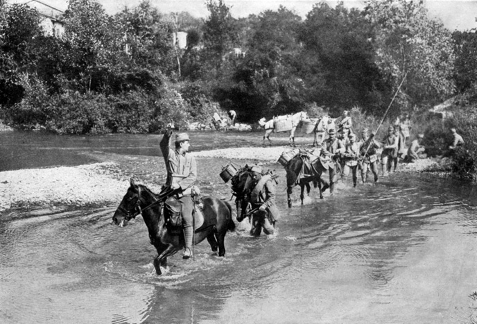 Oesterreichische Truppen beim Durchqueren des Isonzoflusses.