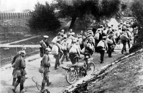 Von Truppen der Armee von Gallwitz gemachte Russengefangene.