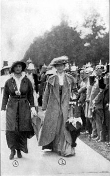 Prinzessin August Wilhelm (1) und Frau von Hindenburg (2).