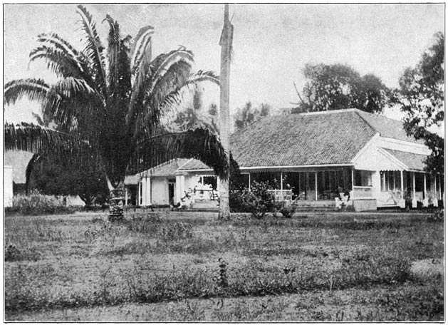 De Assistent-Residentswoning van Douwes Dekker te Rangkas Betoeng,
hoofdplaats van Lebak.