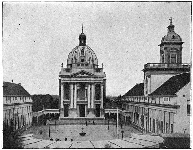 Kapel en binnenplein van het Instituut St. Louis te Oudenbosch.